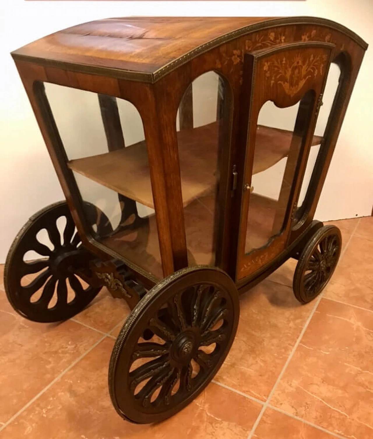 Vetrina a Carrozza intarsiata in acero su palissandro con stemma nobiliare, ricca di bronzi, originale '800 1205498