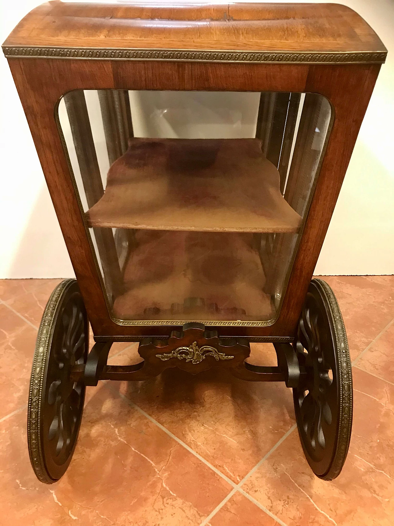 Vetrina a Carrozza intarsiata in acero su palissandro con stemma nobiliare, ricca di bronzi, originale '800 1205500