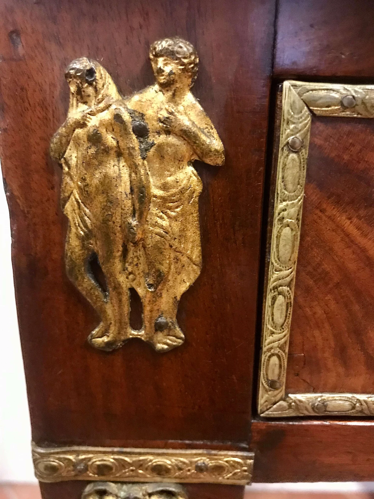 Piccolo Scrittoio in mogano ricco di Bronzi, stile ed epoca Direttorio, originale primi '800 1220623