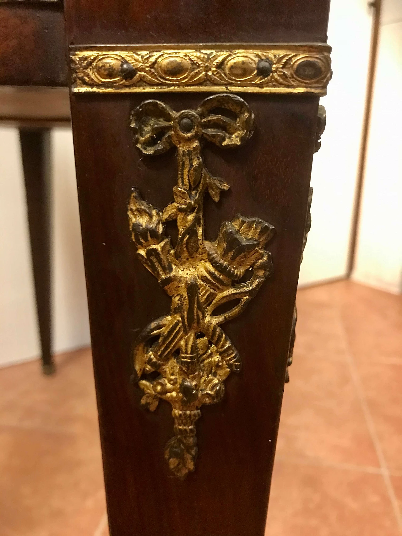 Piccolo Scrittoio in mogano ricco di Bronzi, stile ed epoca Direttorio, originale primi '800 1220626