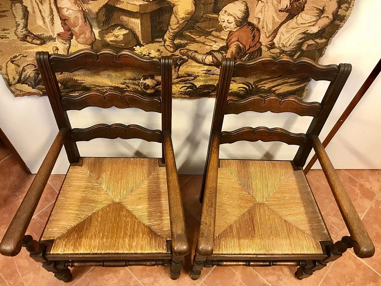 Coppia di Poltrone Capotavola scolpite in legno di rovere con seduta originale intrecciata in paglia, stile Luigi XIII, epoca '800 1223259