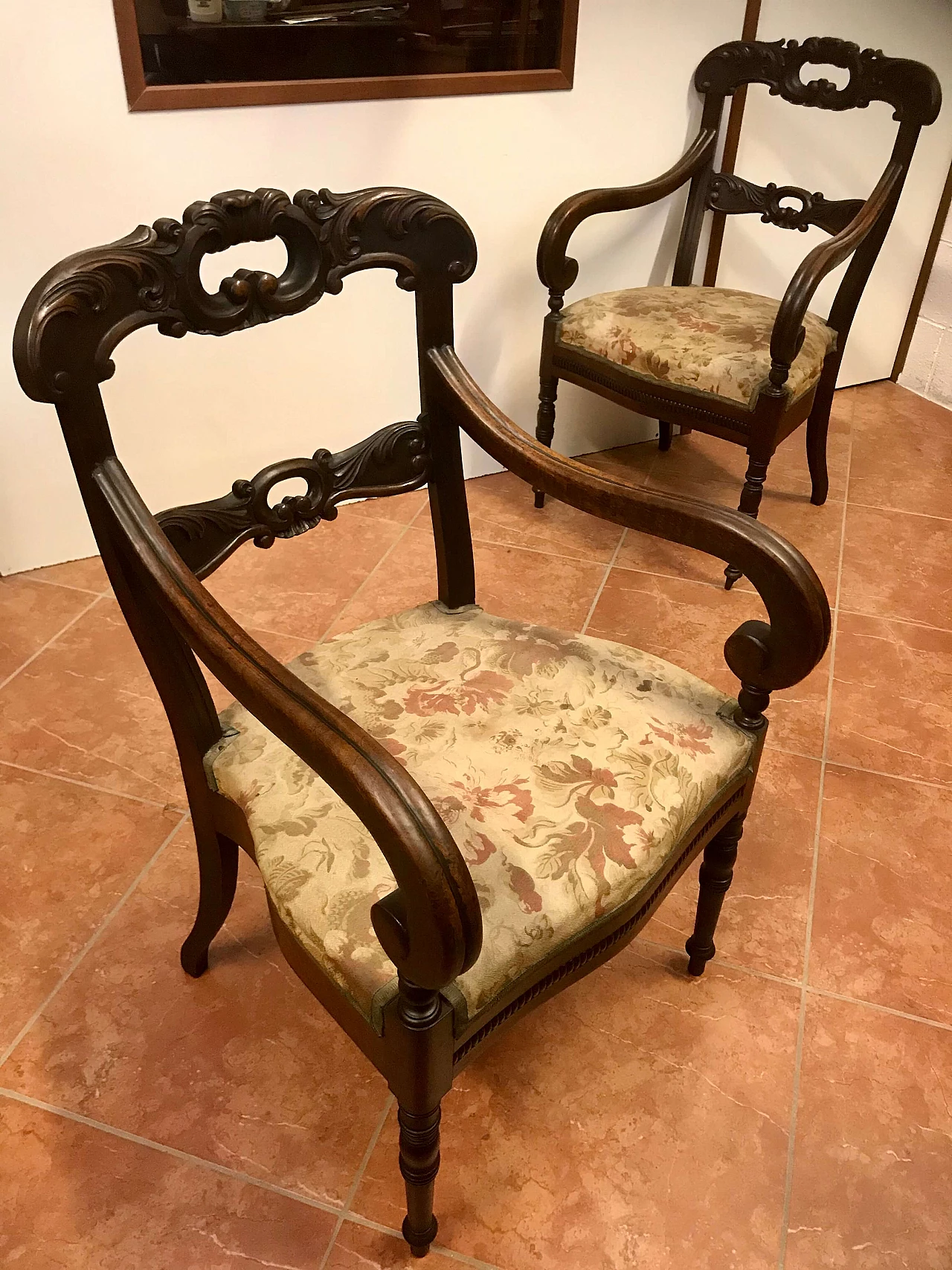 Pair of Charles X Piedmontese armchairs carved in walnut with moved backrest and armrests, beginning 19th century 1224931