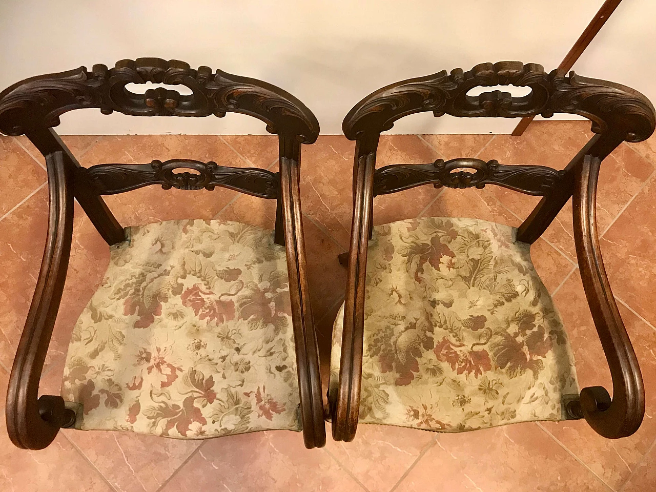 Pair of Charles X Piedmontese armchairs carved in walnut with moved backrest and armrests, beginning 19th century 1224938