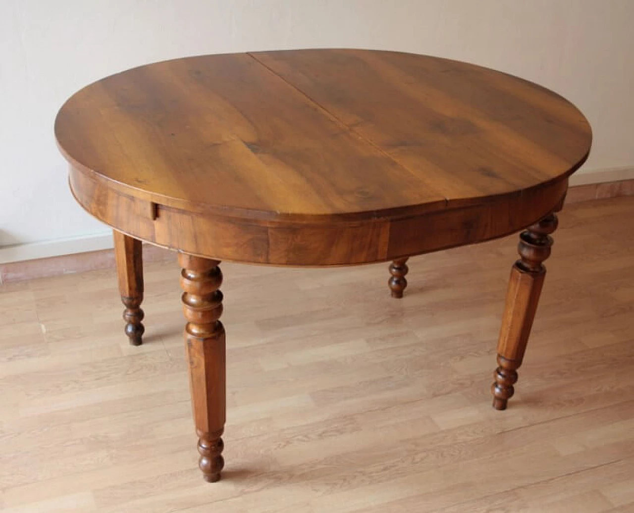 Solid walnut extensible round table, 19th century 1243340