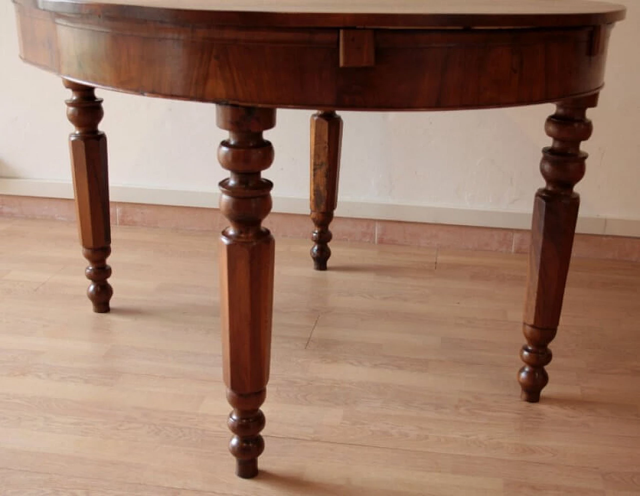 Solid walnut extensible round table, 19th century 1243349