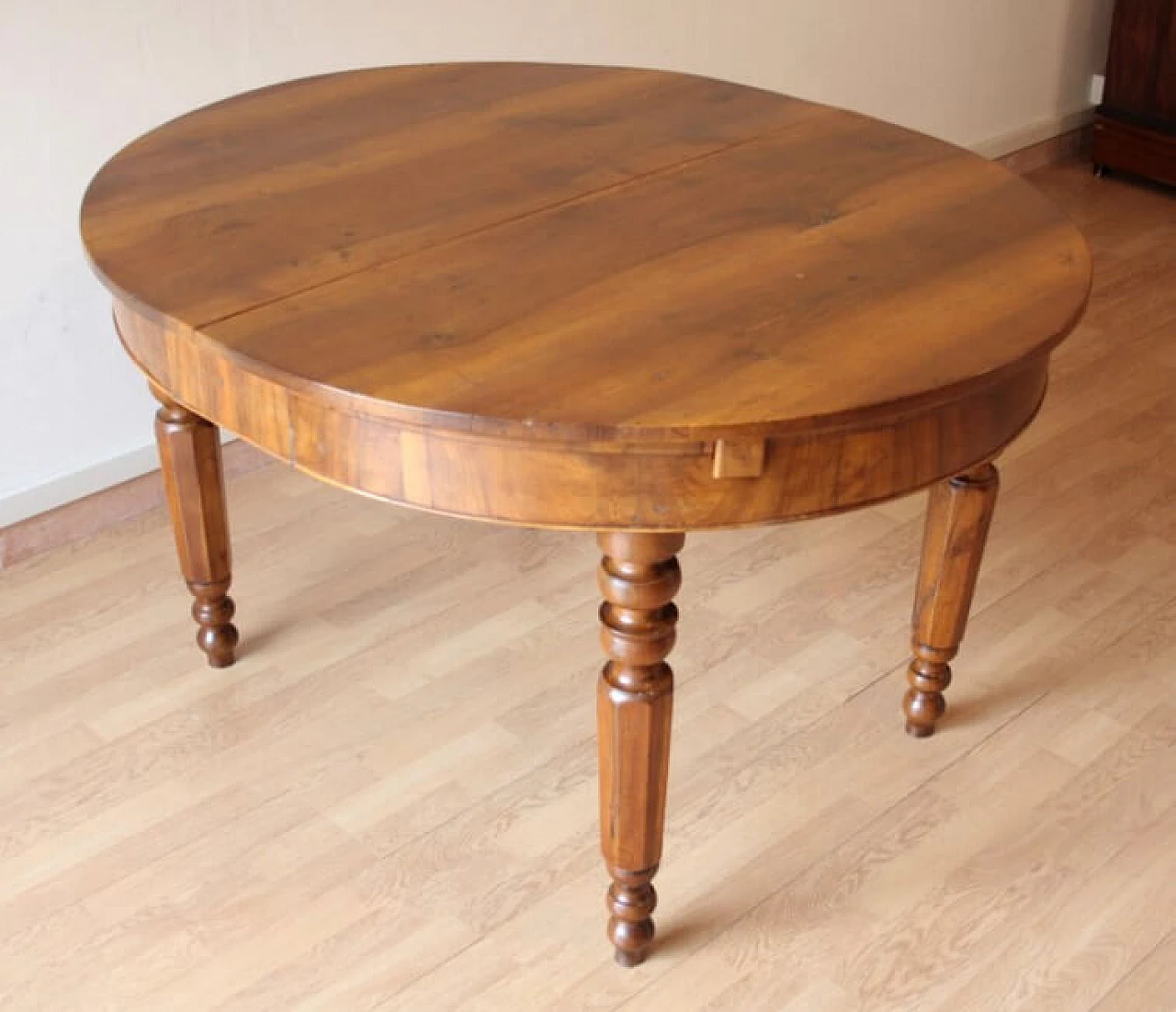 Solid walnut extensible round table, 19th century 1243351