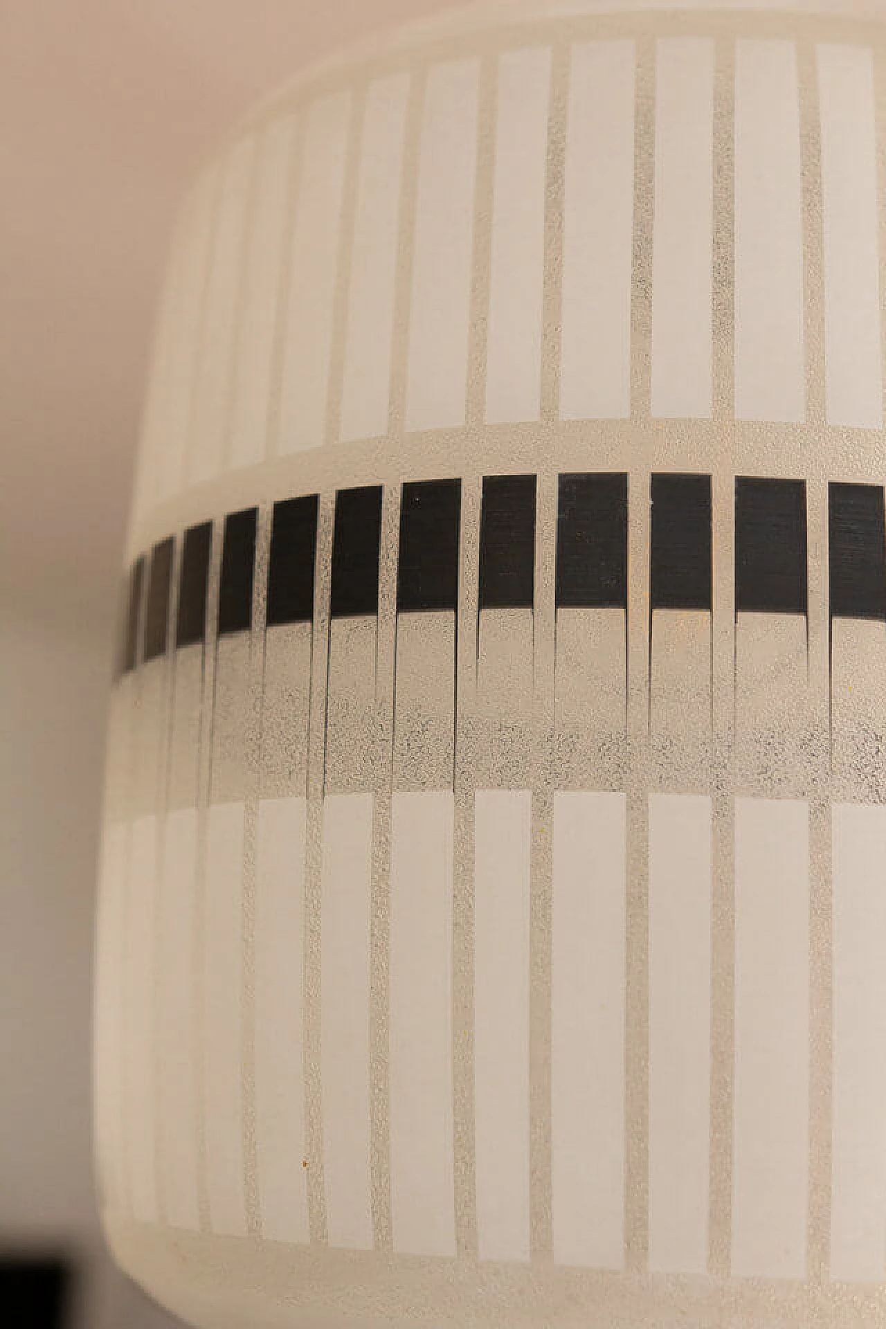 Lampadario Optical in vetro bianco e nero, anni '60 1243897