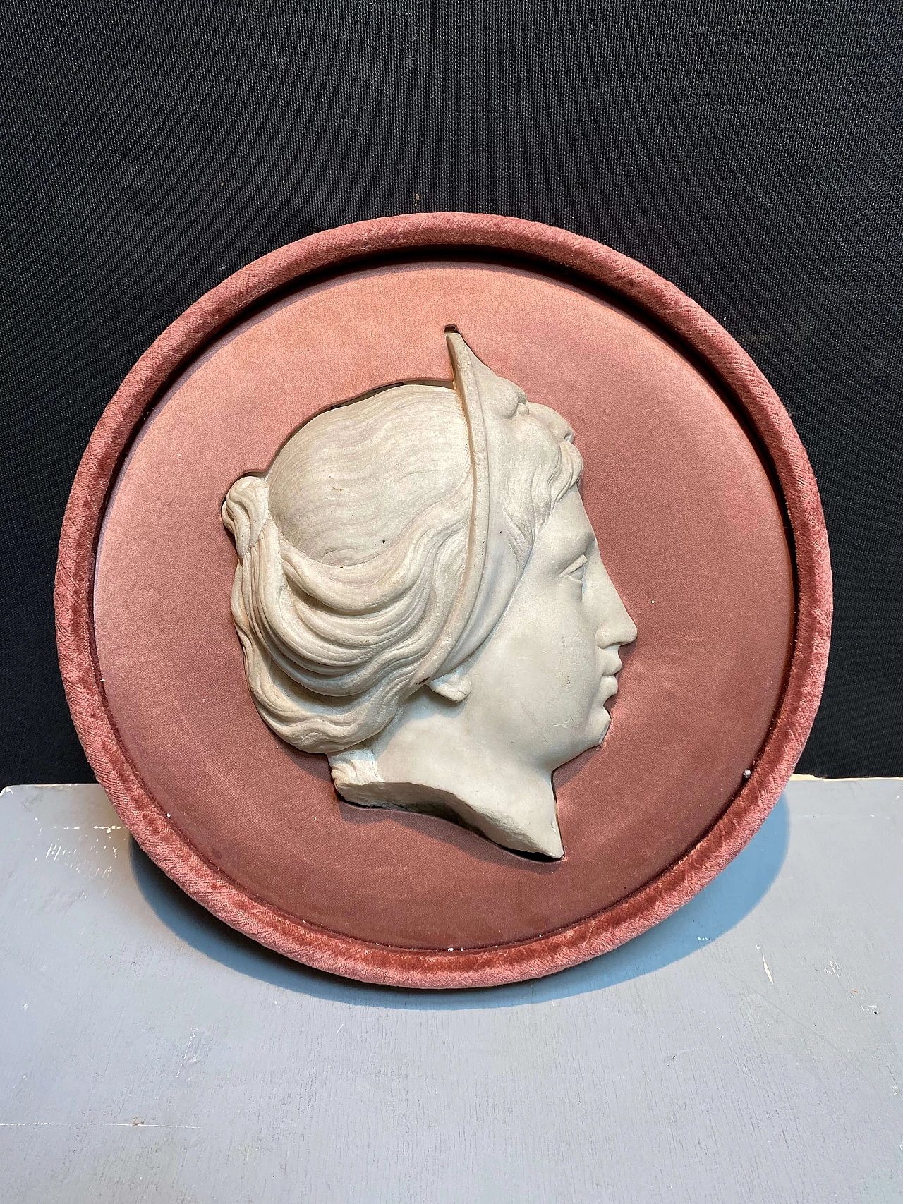 Tondo Neoclassico con profilo di dama in marmo su velluto rosa 1248961