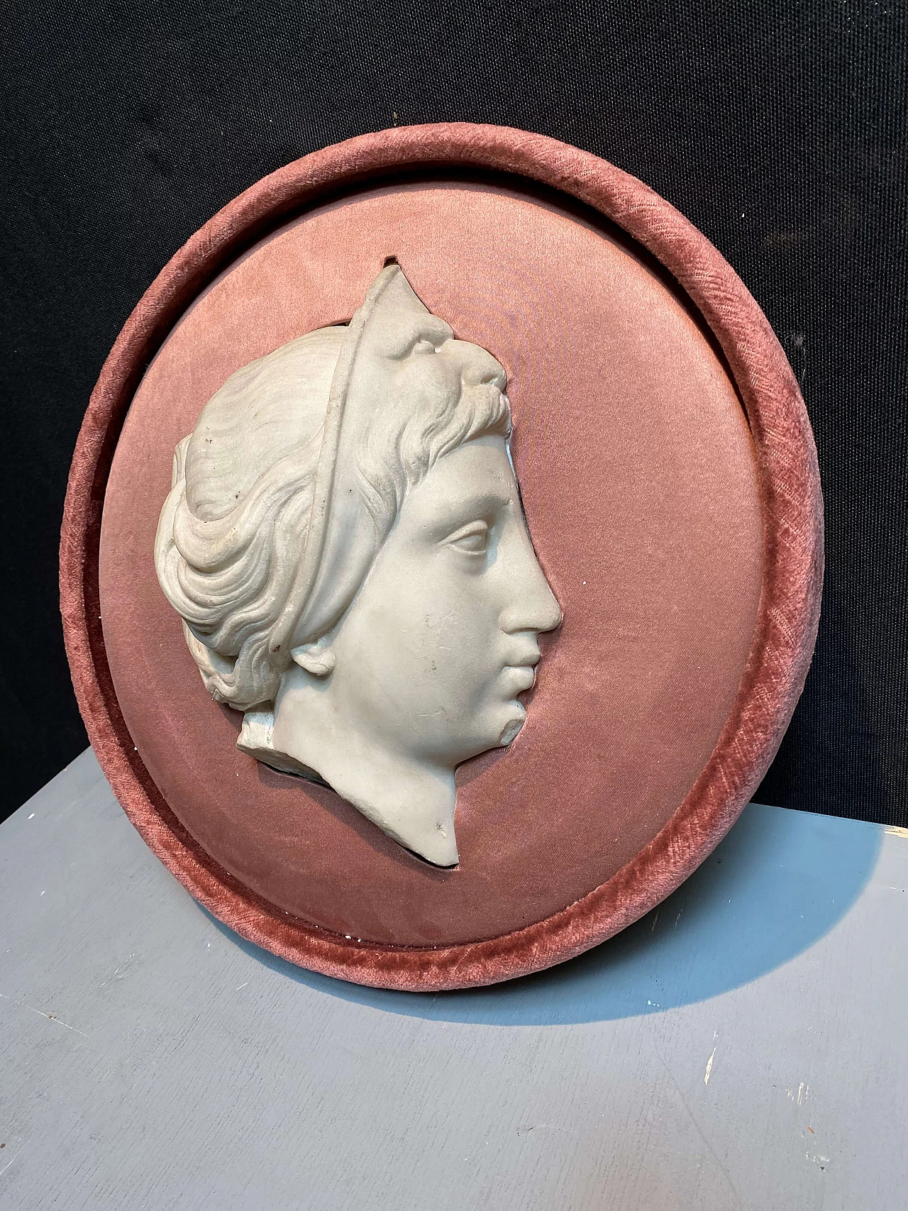 Tondo Neoclassico con profilo di dama in marmo su velluto rosa 1248965
