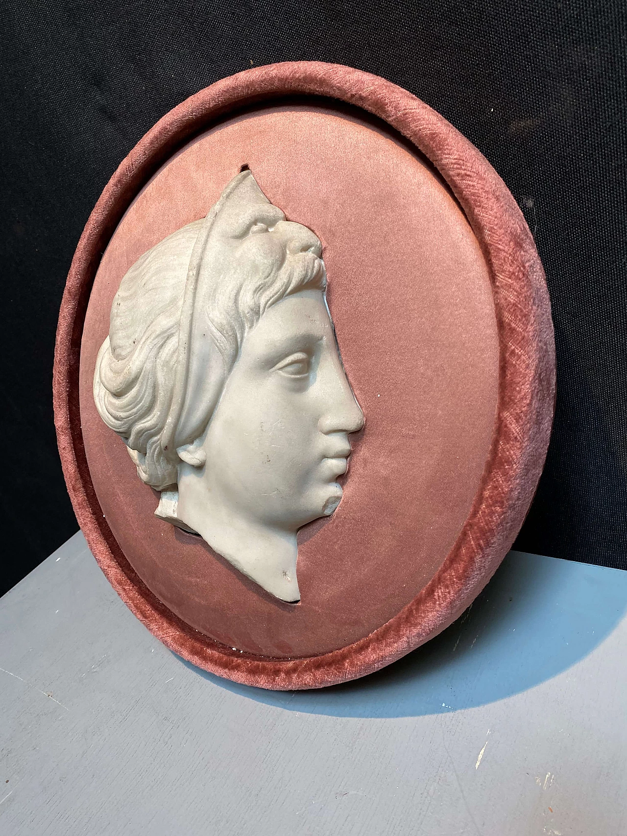 Tondo Neoclassico con profilo di dama in marmo su velluto rosa 1248970
