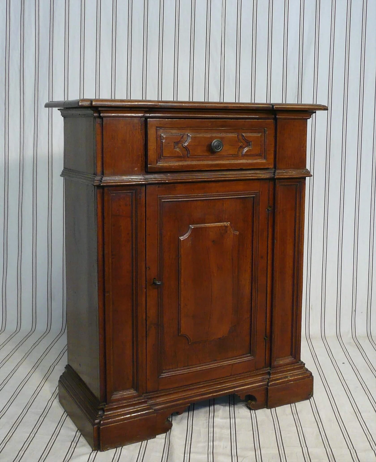 Walnut sideboard, 18th century 1251677