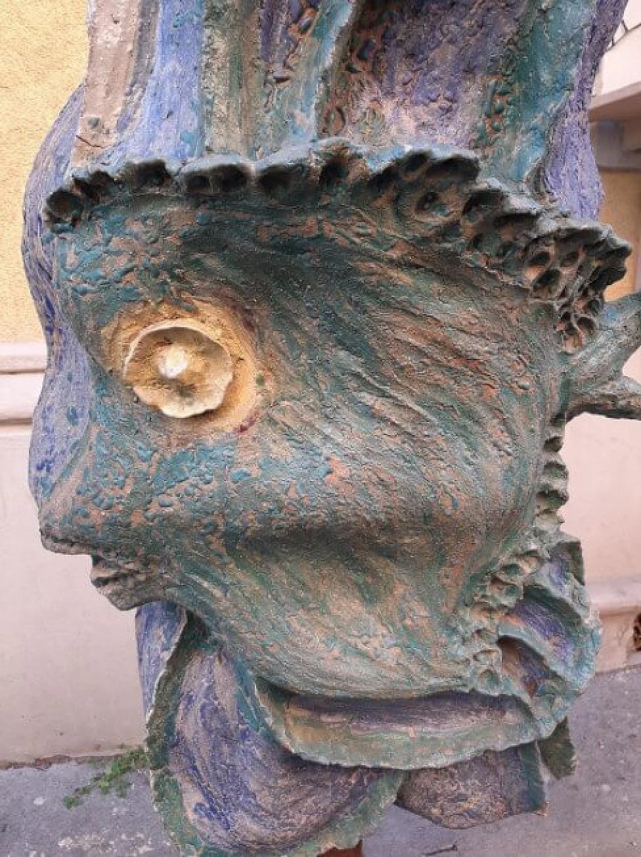 Scultura di un pesce in gres policromo e ferro, anni '50 1262365