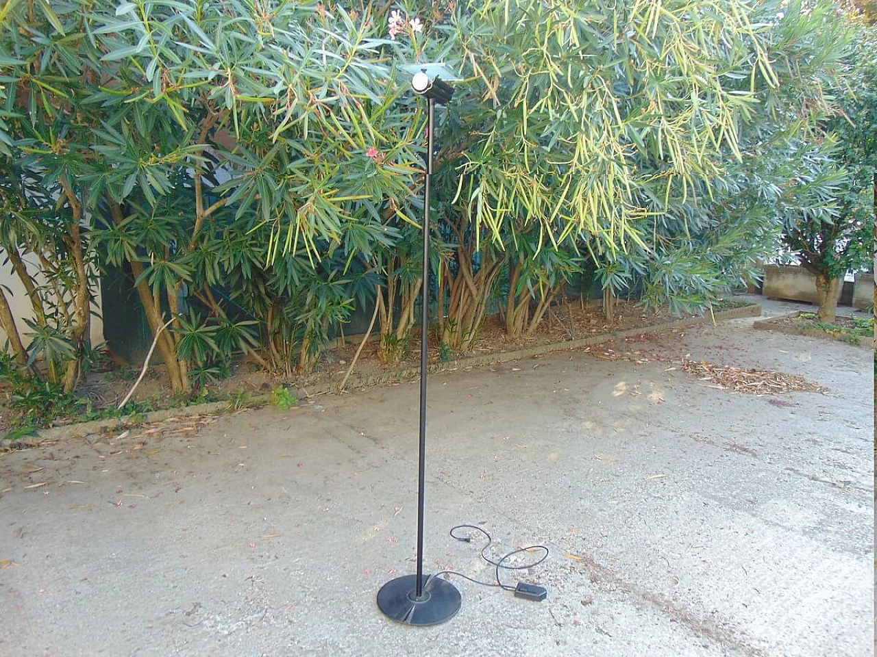 Iron floor lamp by Nuova Lamperti, 80s 1273297