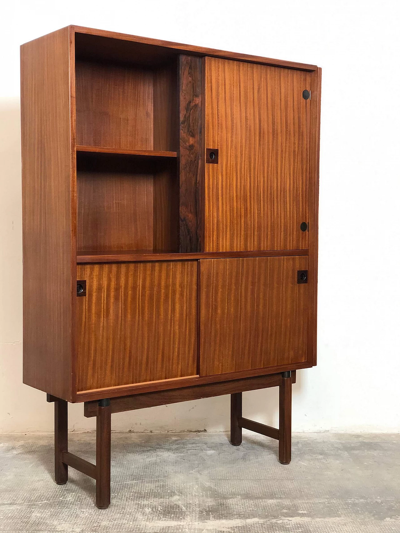 Credenza alta impiallacciata in teak di Barovero Torino, anni '60 1279028