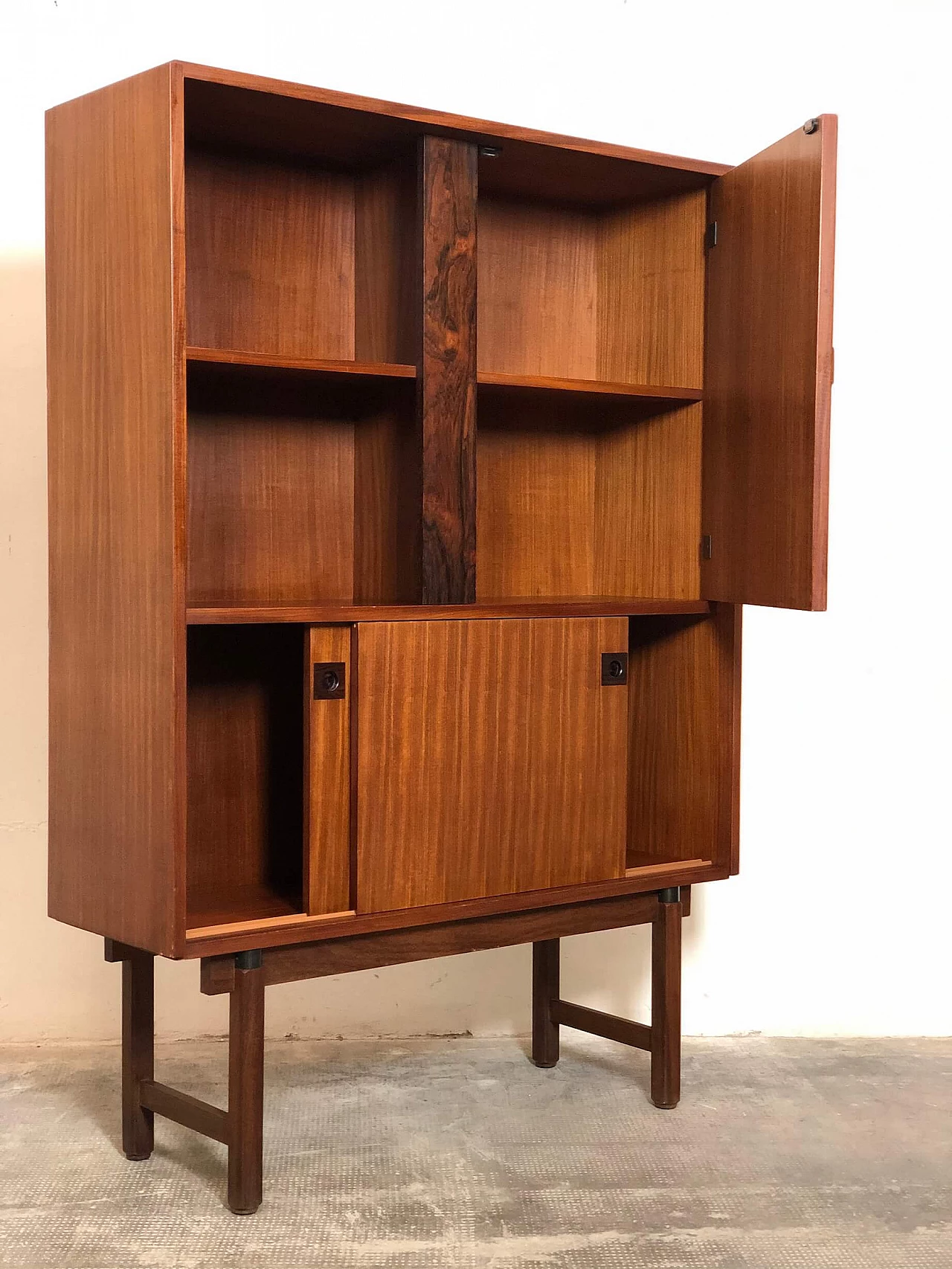 Credenza alta impiallacciata in teak di Barovero Torino, anni '60 1279030