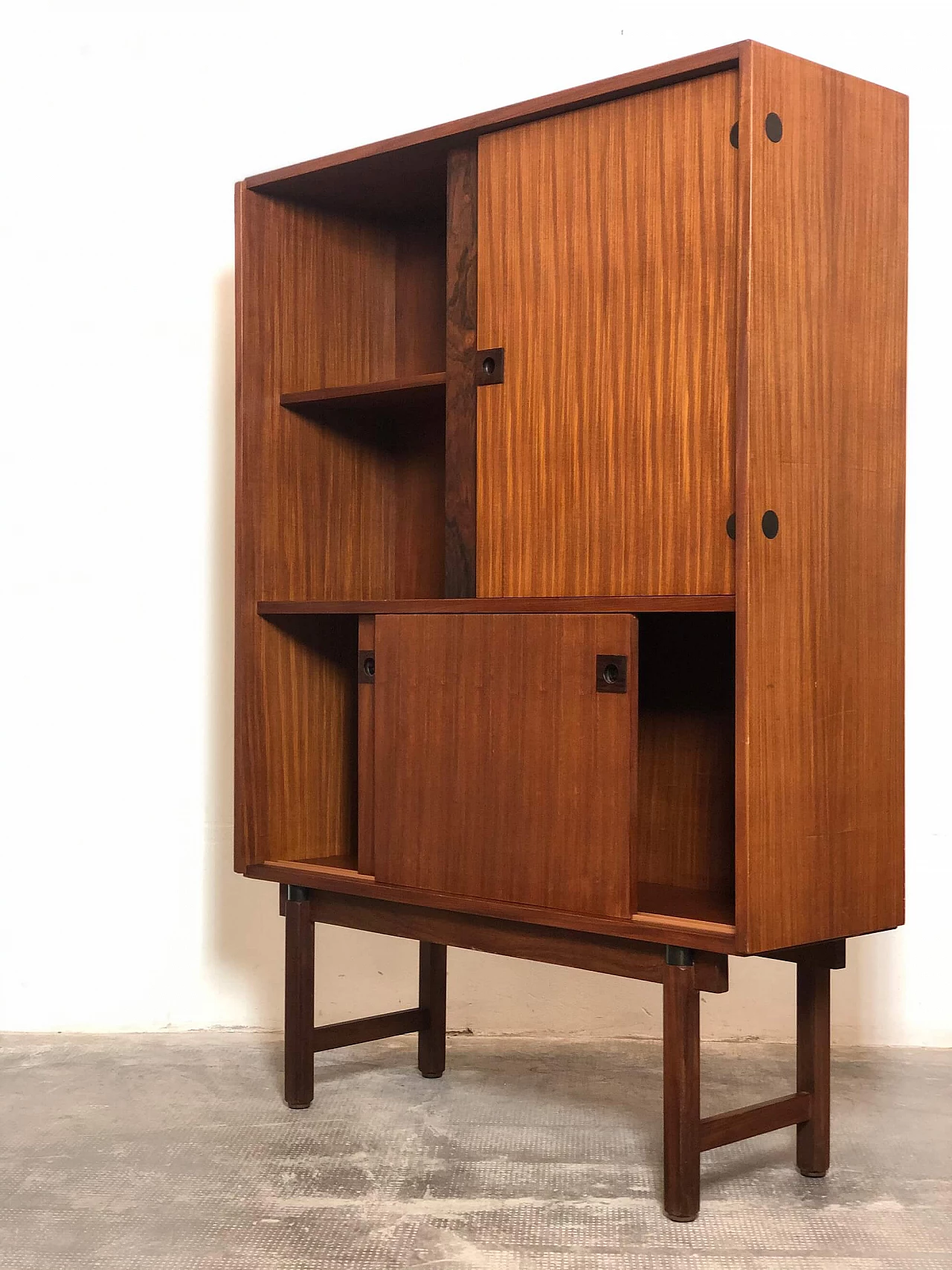 Credenza alta impiallacciata in teak di Barovero Torino, anni '60 1279038