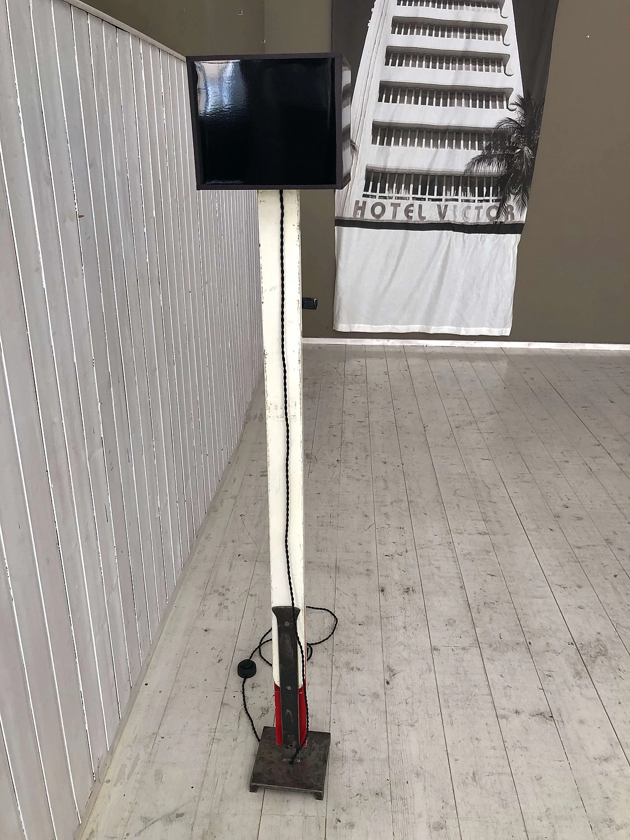 Wooden floor lamp with graduated scale with metal base 1283449