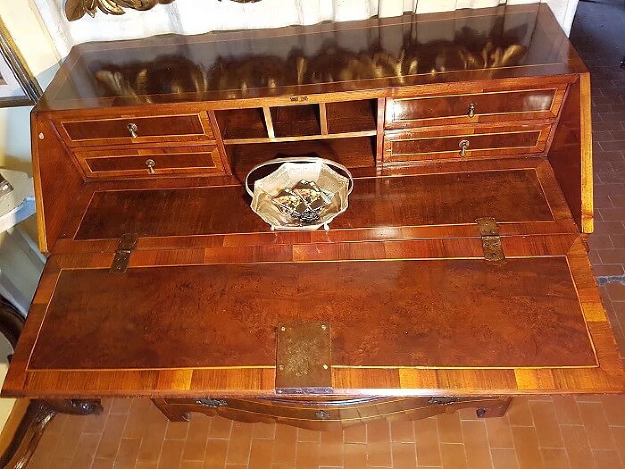 Louis XVI chest of drawers with flap in walnut and walnut briar, 18th century 1305959