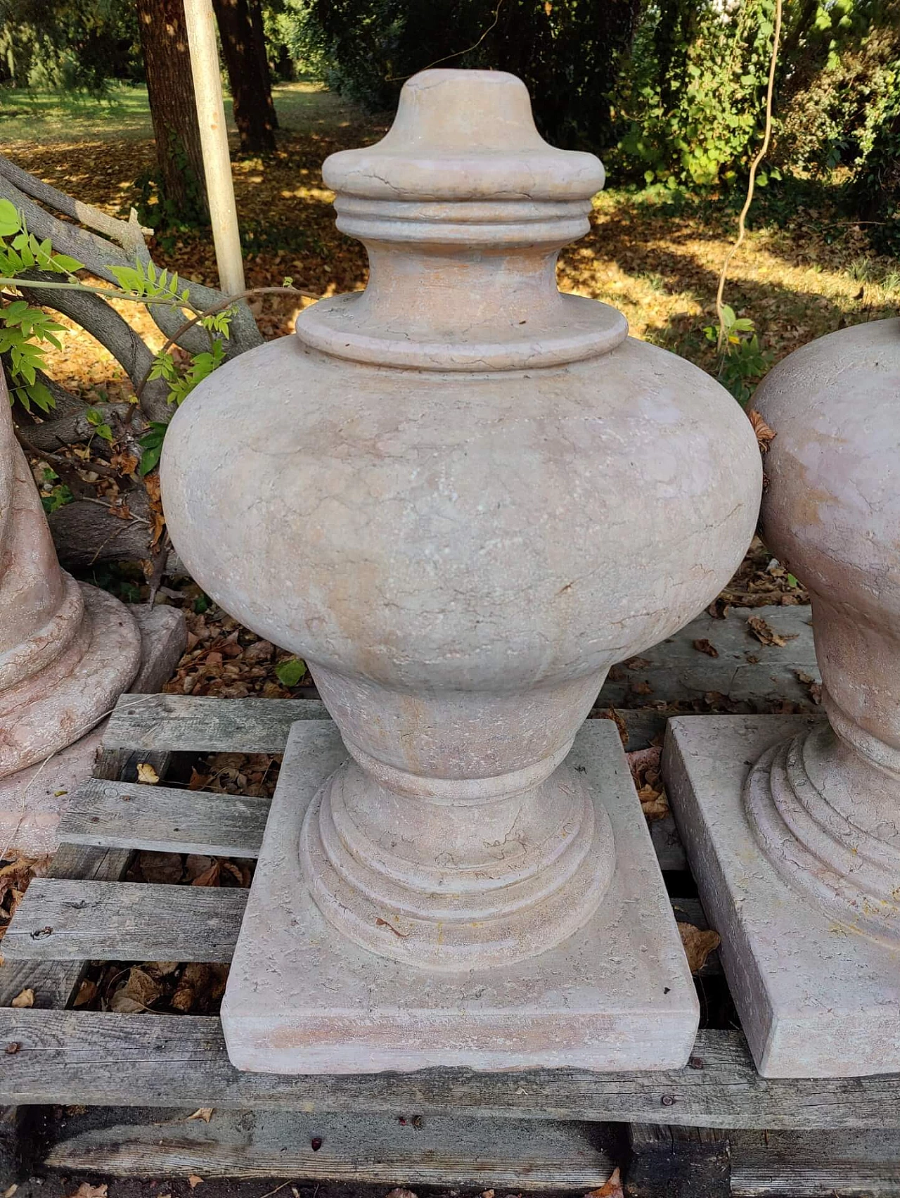 Pair of capitals in red Verona marble, 19th century 1306000