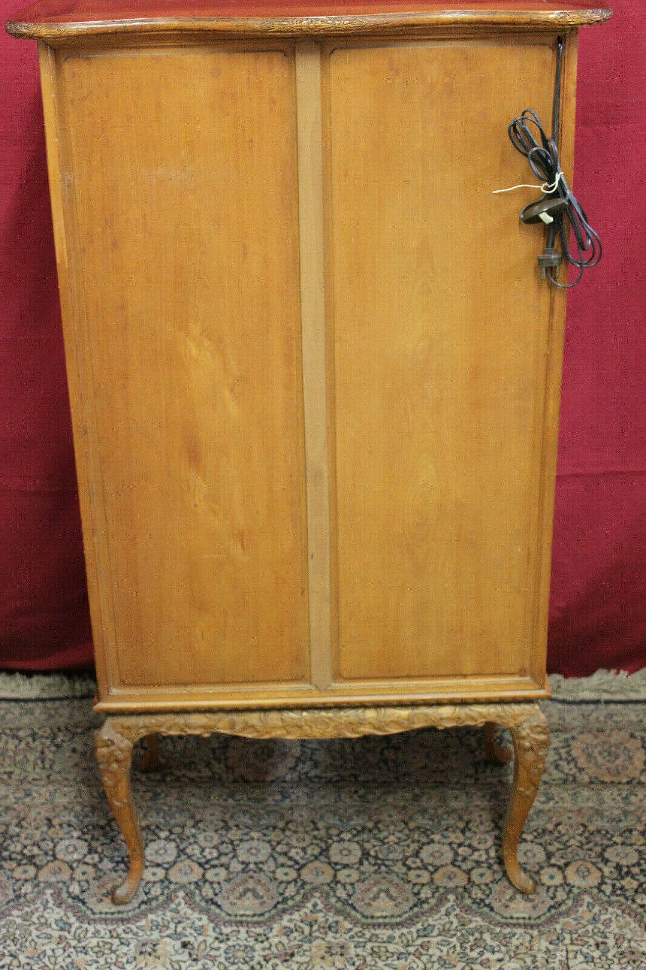 Display case in hand carved walnut, 20s 1325185