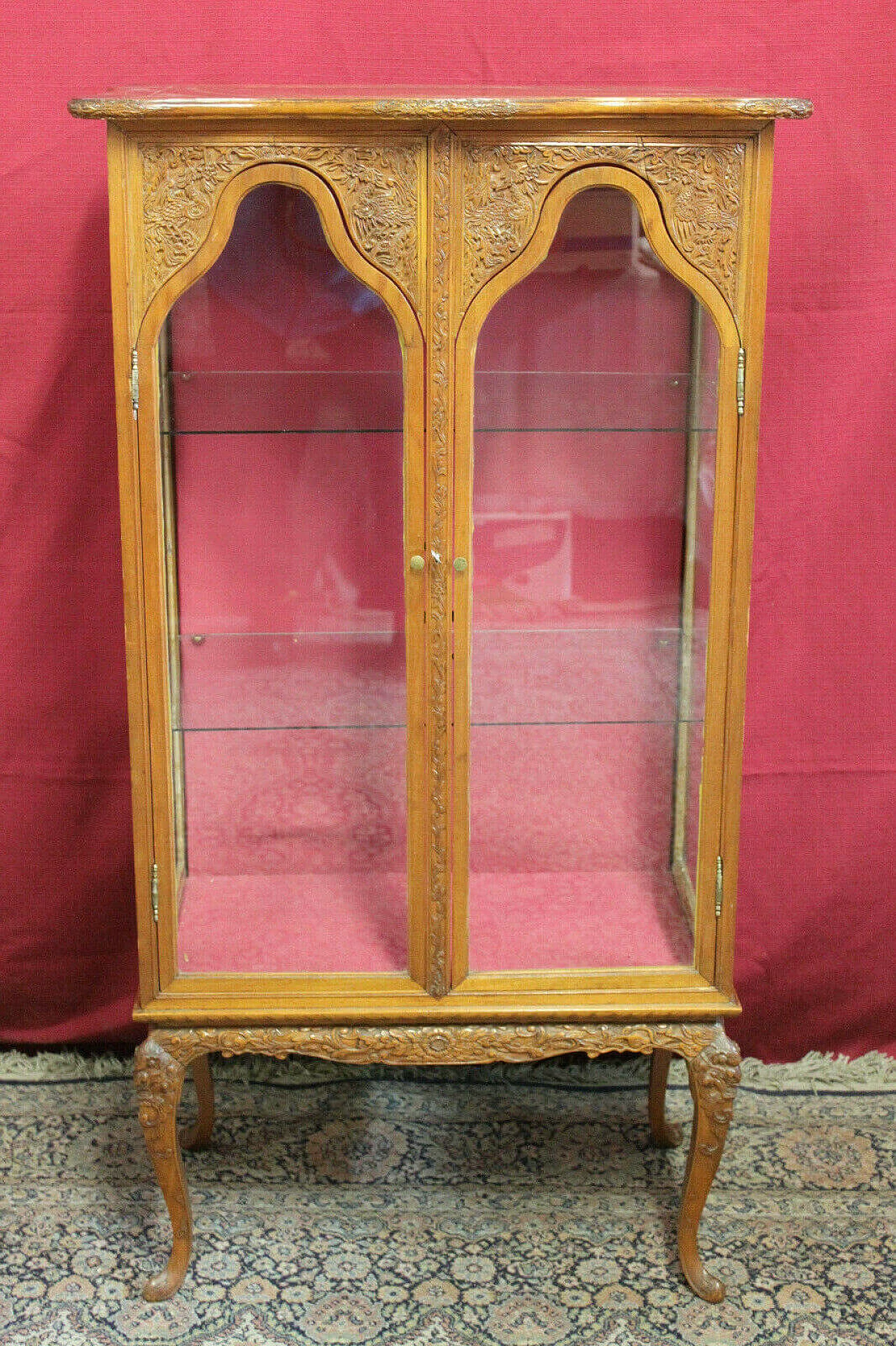 Display case in hand carved walnut, 20s 1325187