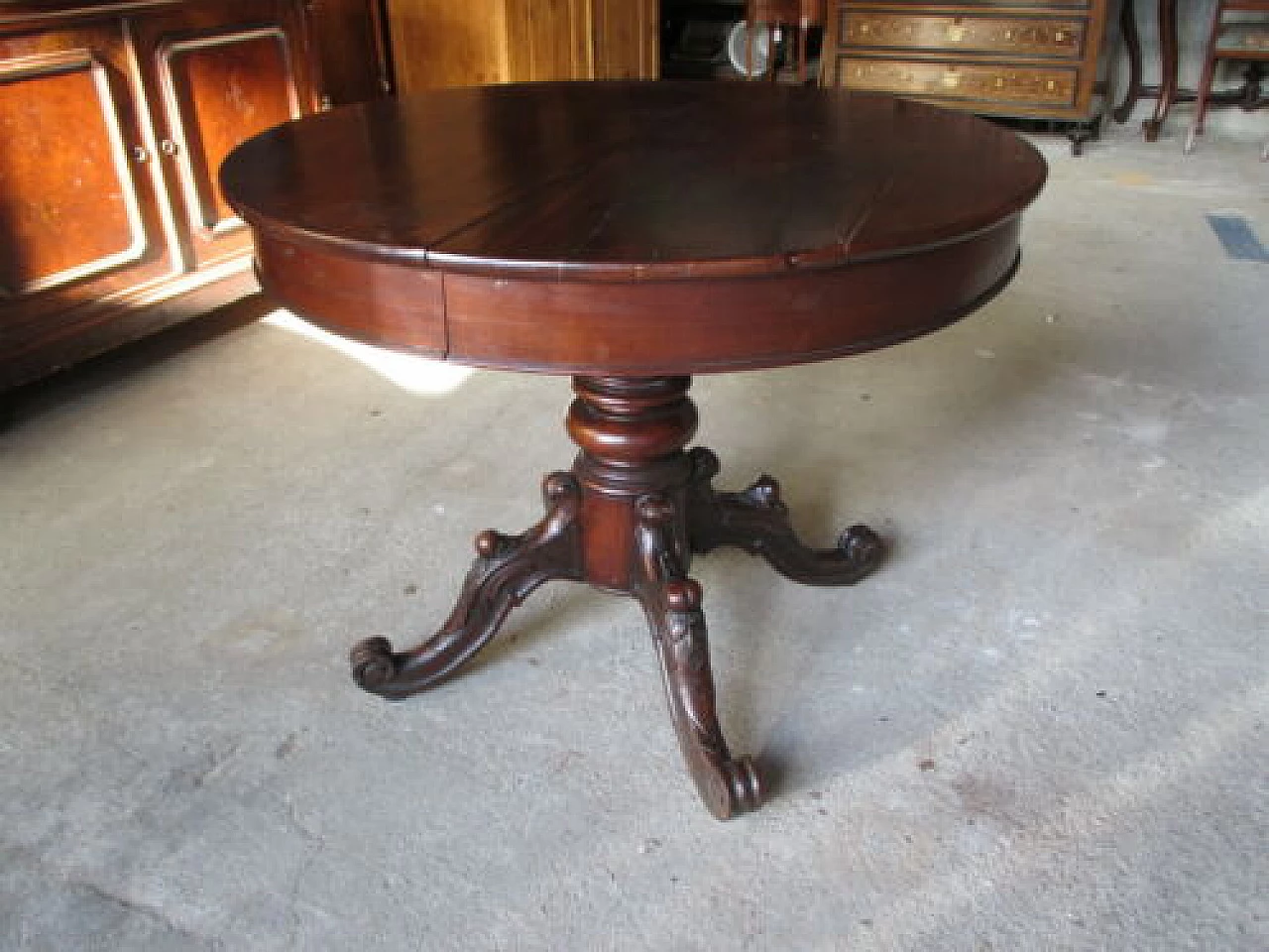 Extendable round walnut table, mid-19th century 1326958