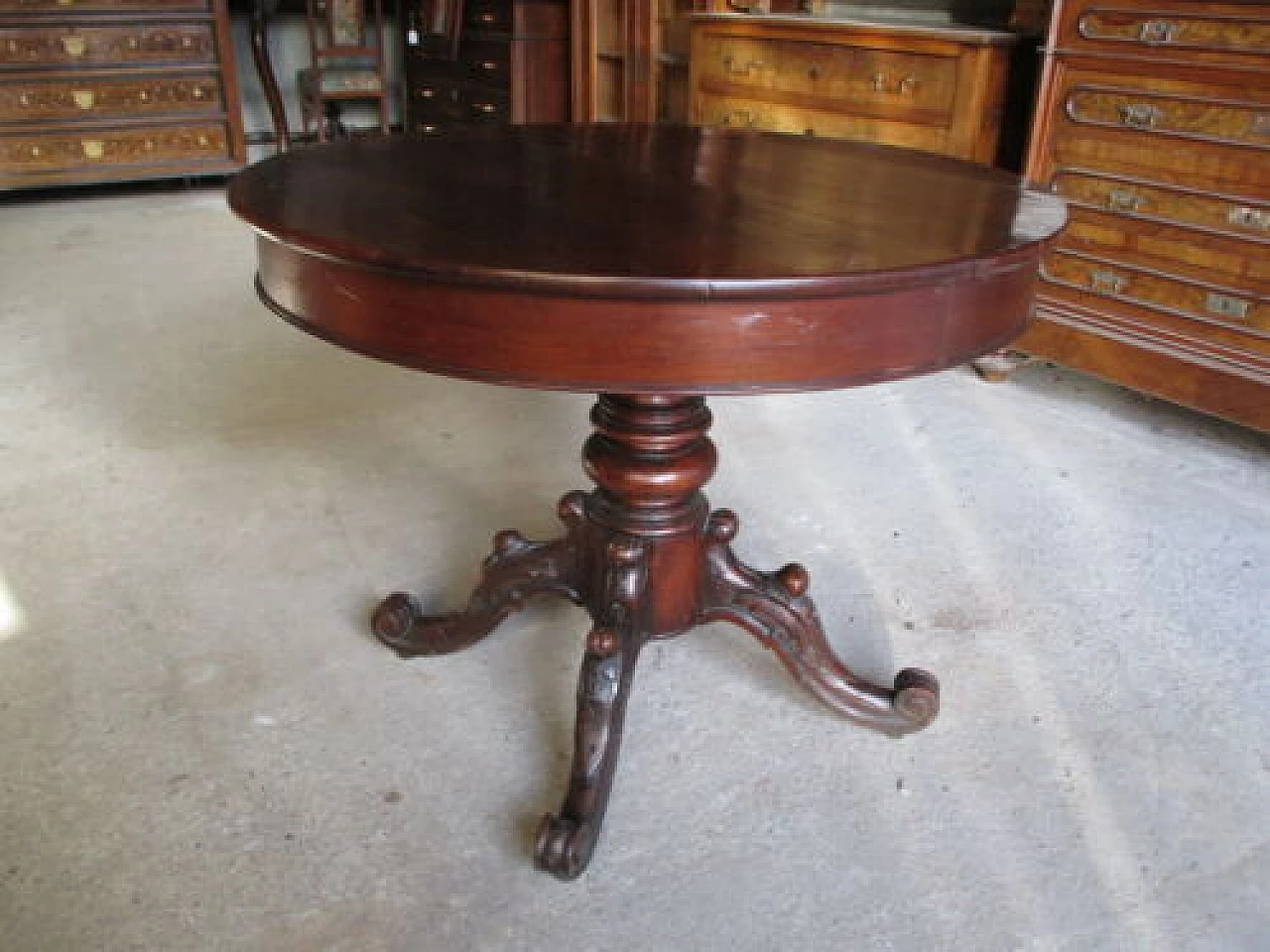 Extendable round walnut table, mid-19th century 1326959