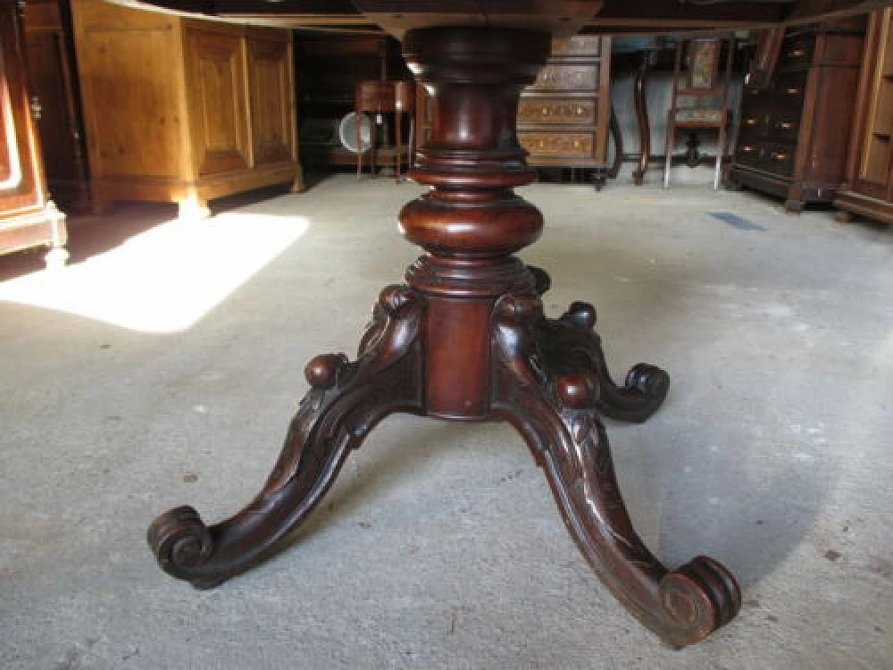 Extendable round walnut table, mid-19th century 1326960