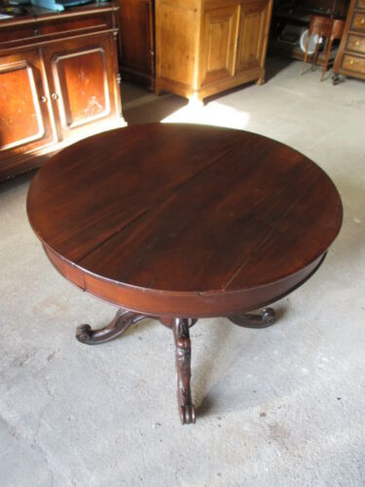 Extendable round walnut table, mid-19th century 1326961