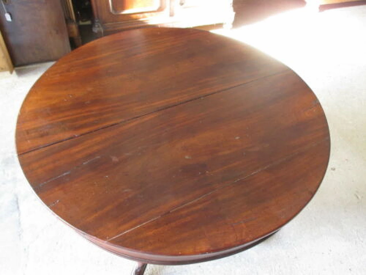 Extendable round walnut table, mid-19th century 1326962