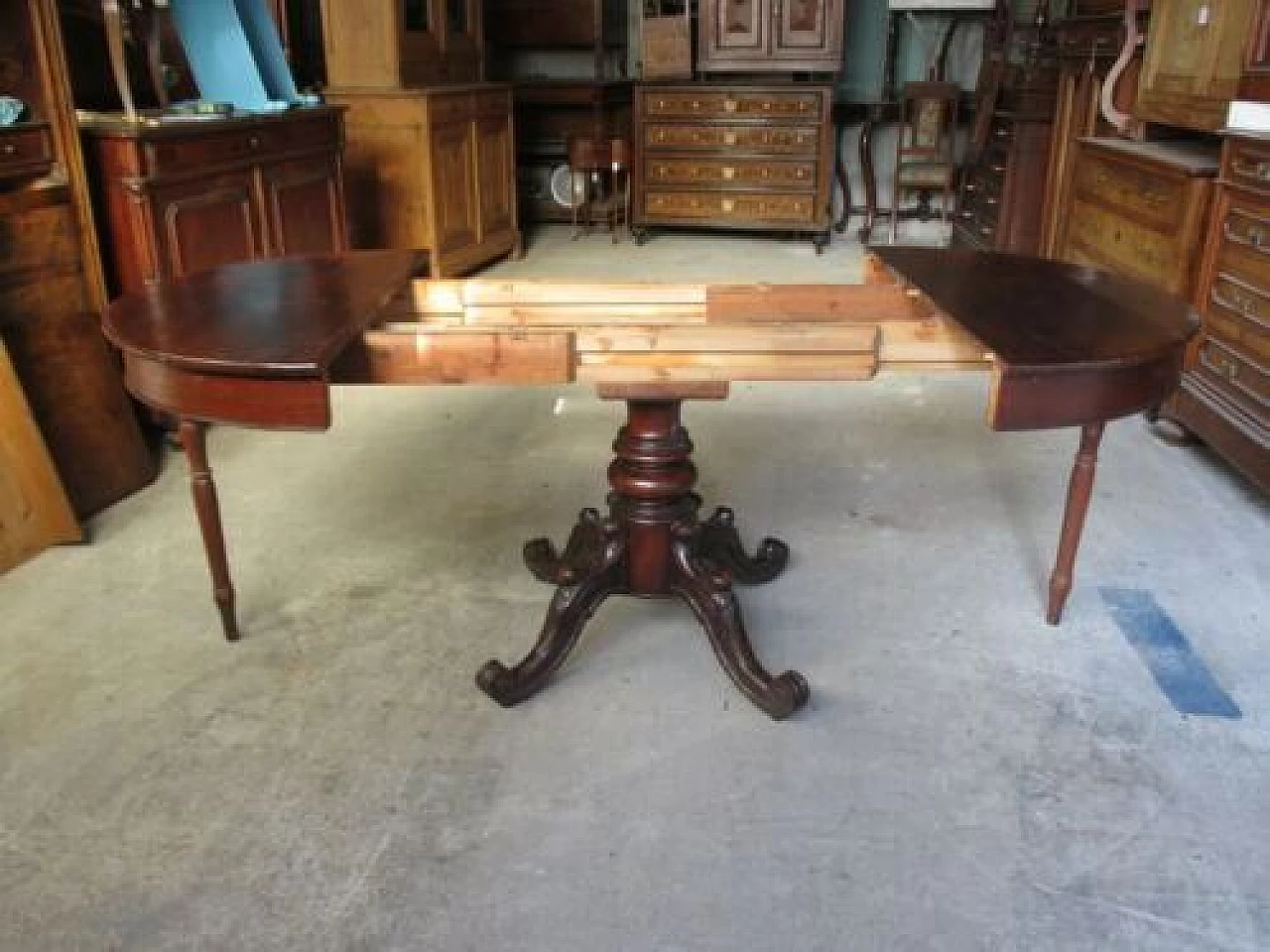 Extendable round walnut table, mid-19th century 1326964