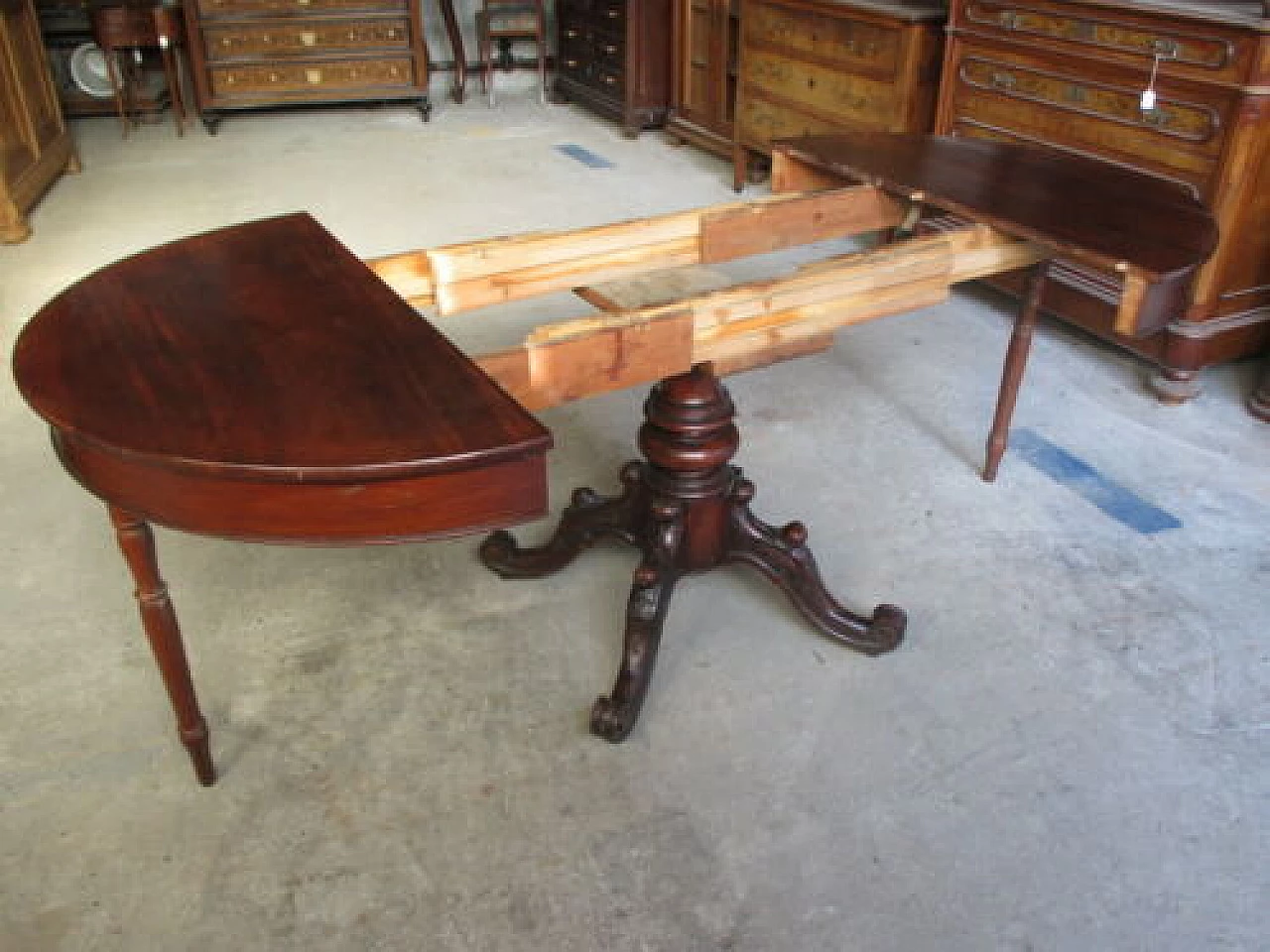 Extendable round walnut table, mid-19th century 1326965