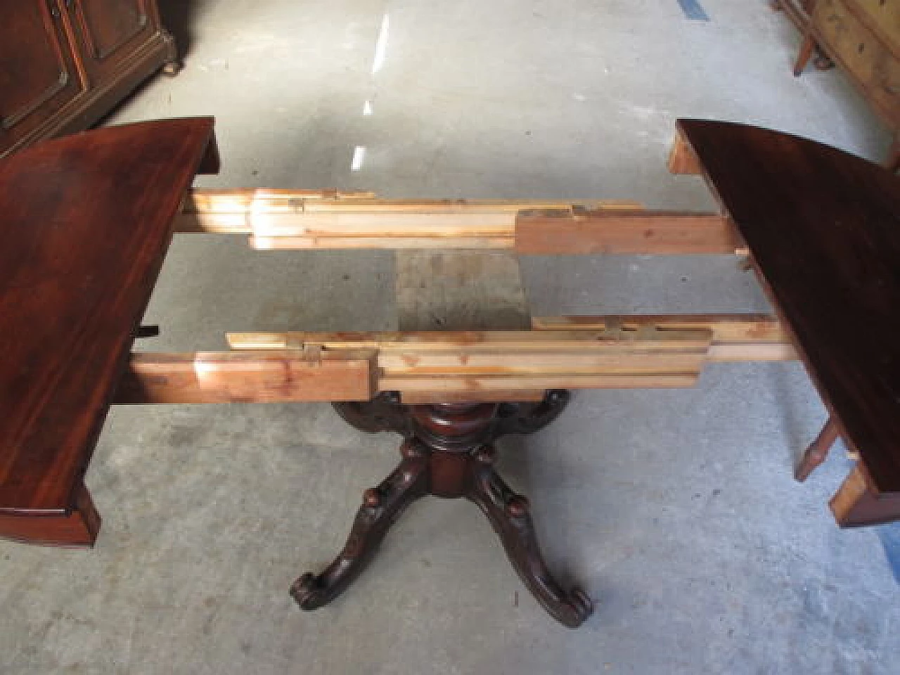 Extendable round walnut table, mid-19th century 1326966