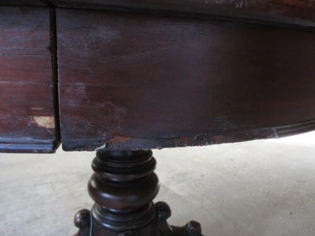 Extendable round walnut table, mid-19th century 1326967