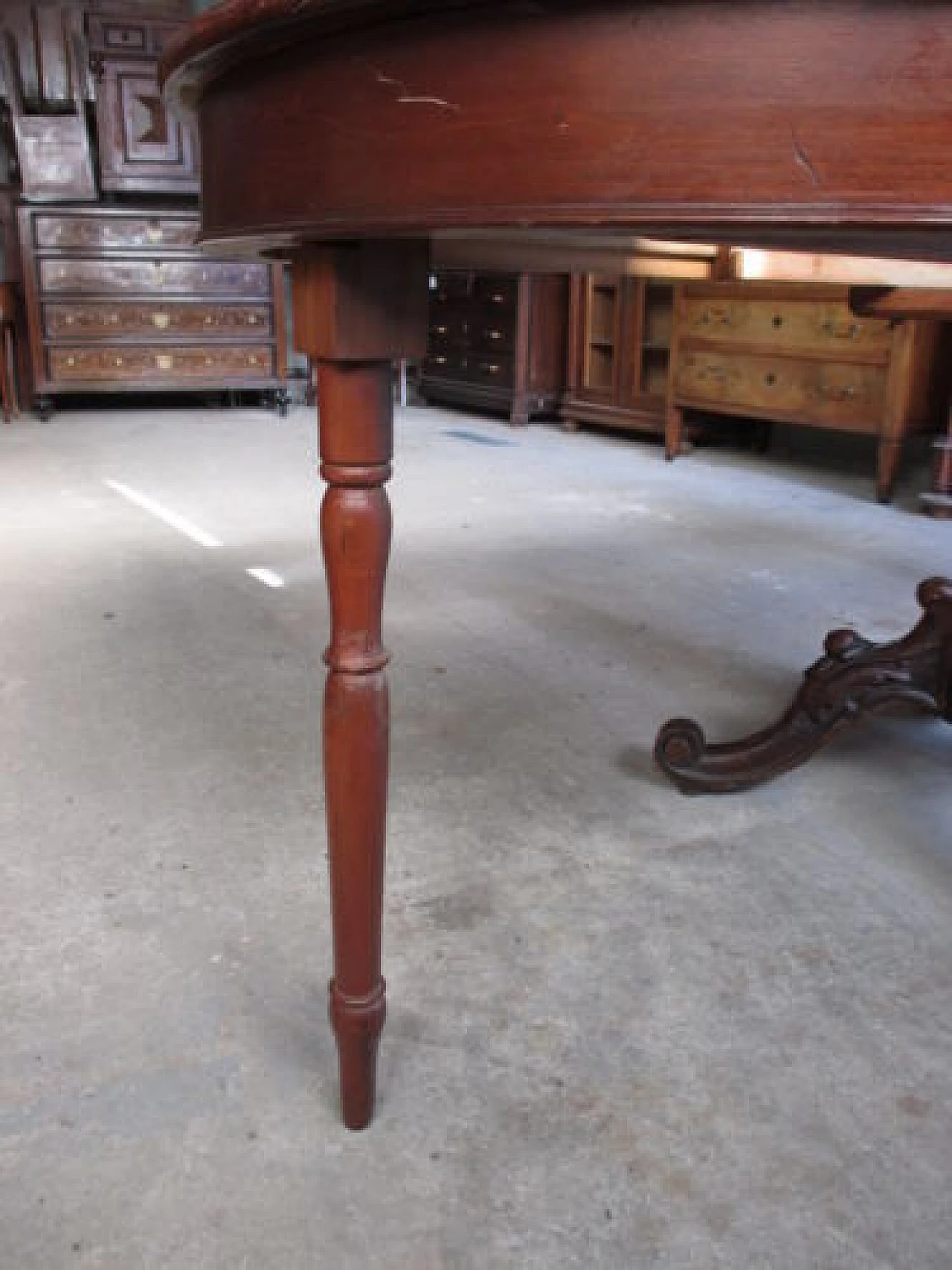 Extendable round walnut table, mid-19th century 1326968