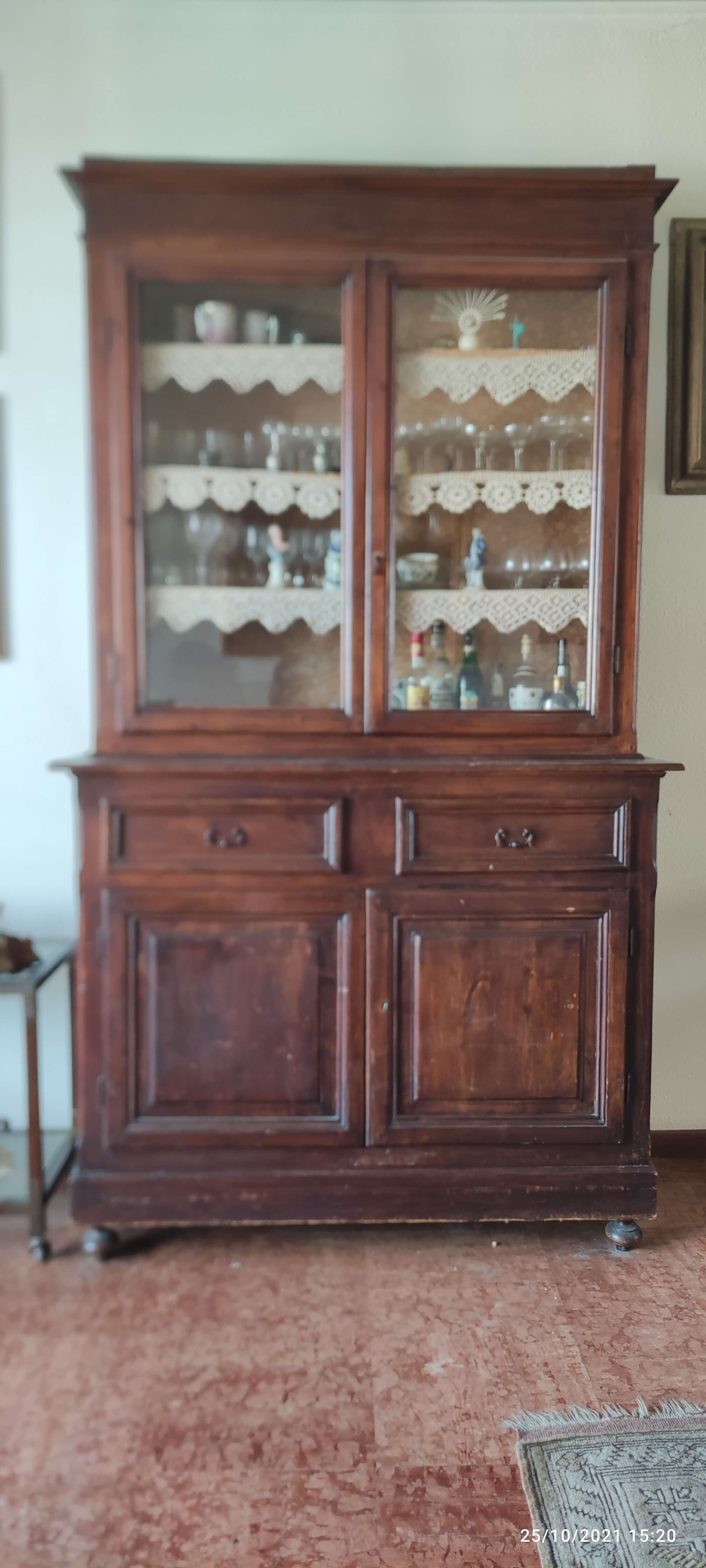 Credenza in legno massello con due vetrine, fine '800