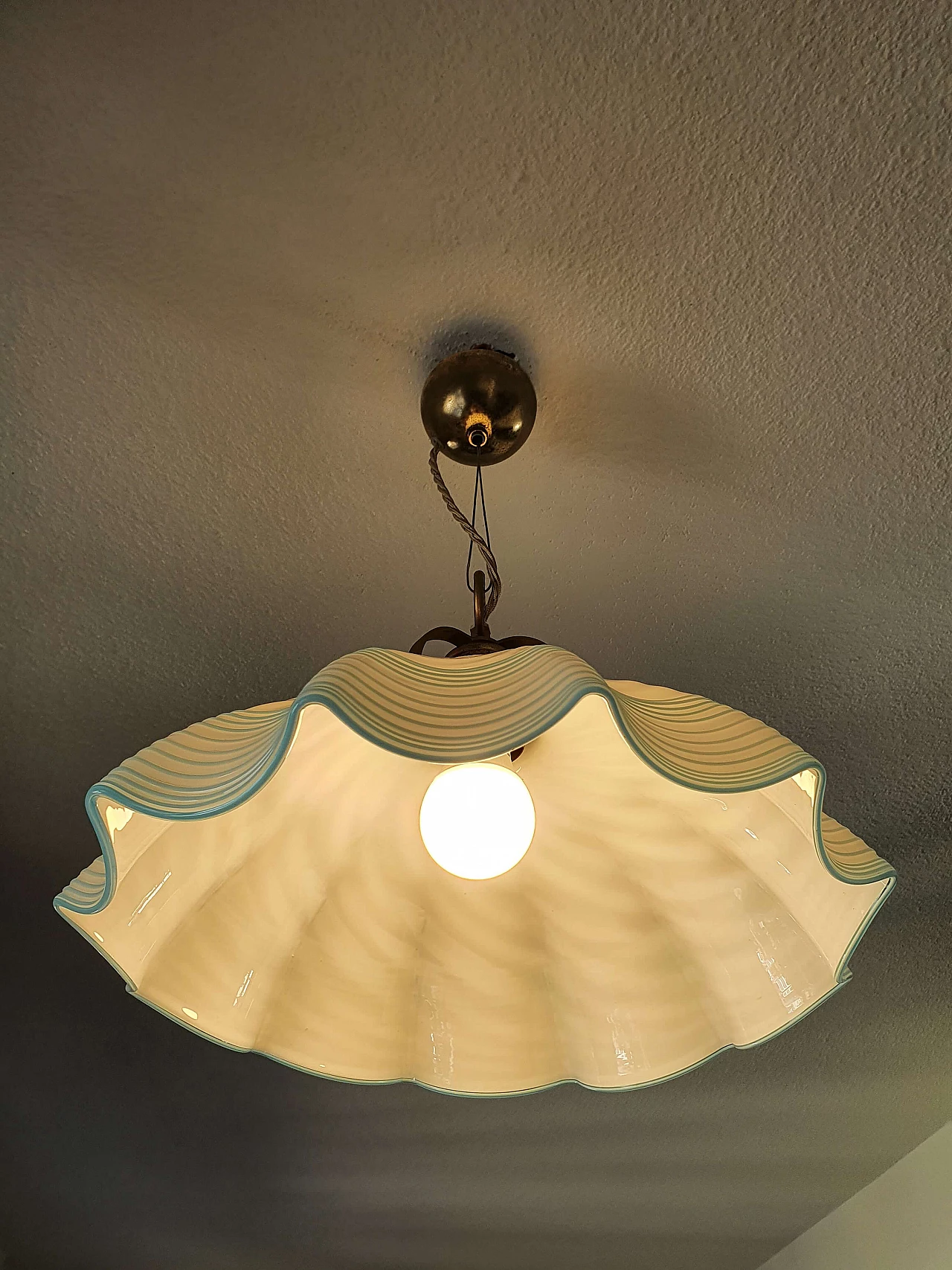 Lampada da soffitto in vetro di Murano bianco e blu di De Majo, anni '60 1339869