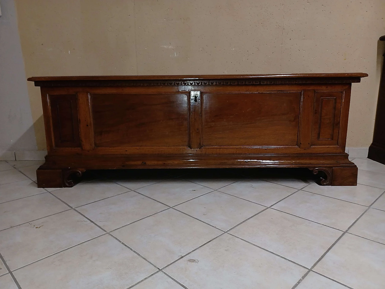 Walnut Mantuan chest, mid 18th century 1342869