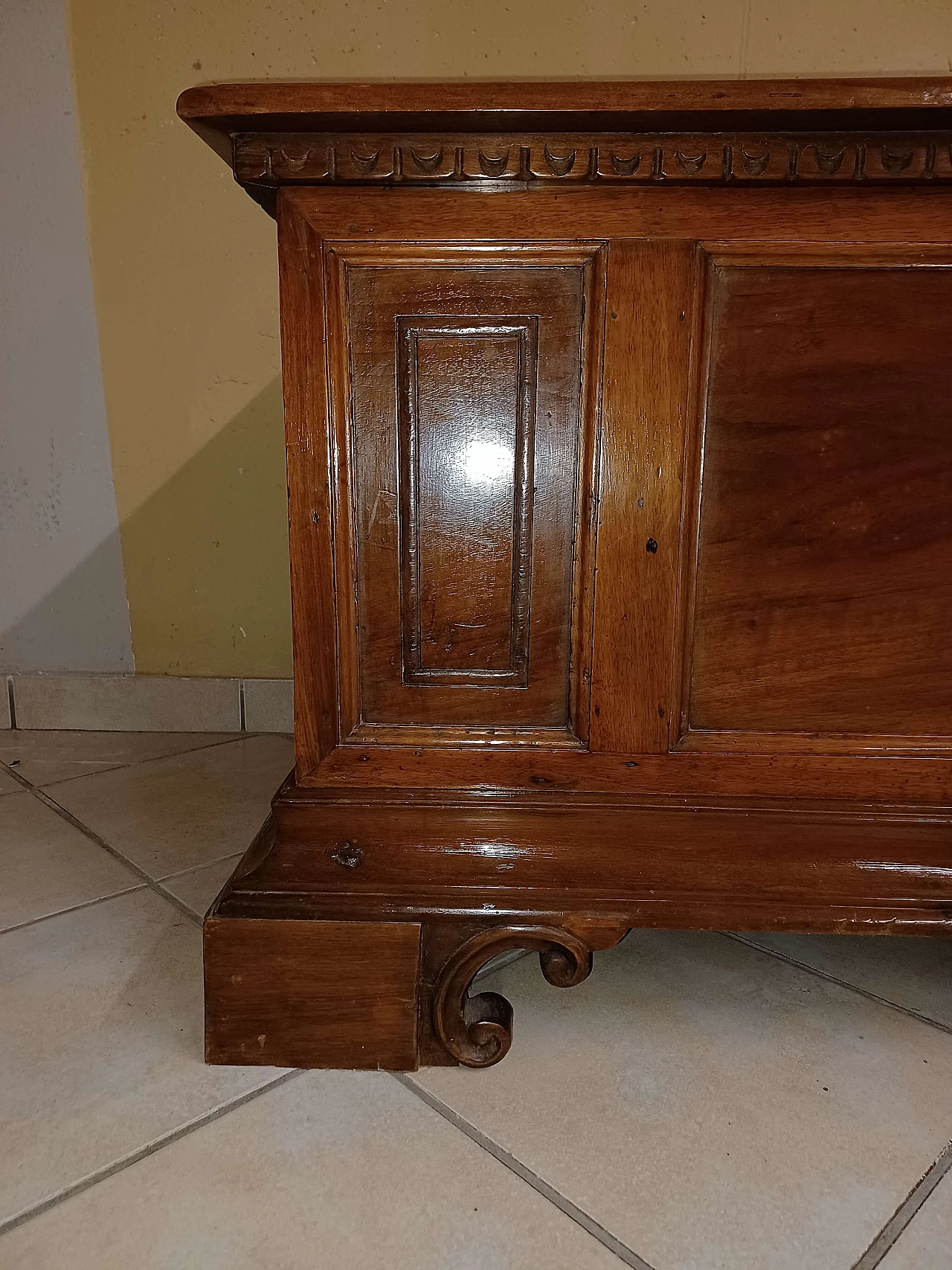 Walnut Mantuan chest, mid 18th century 1342876