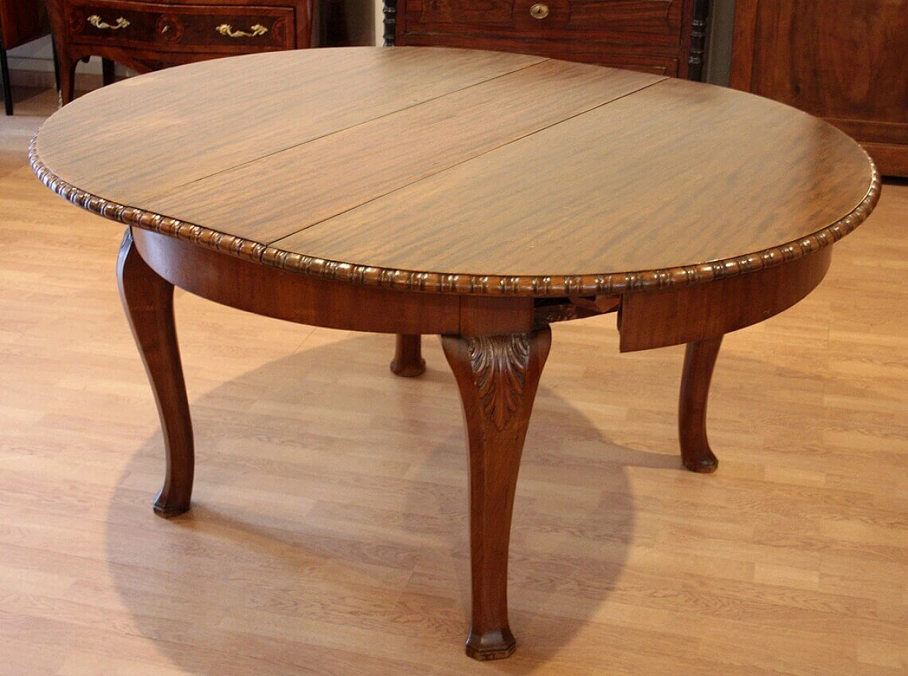 Extendable round table in oak, 20s 1353427