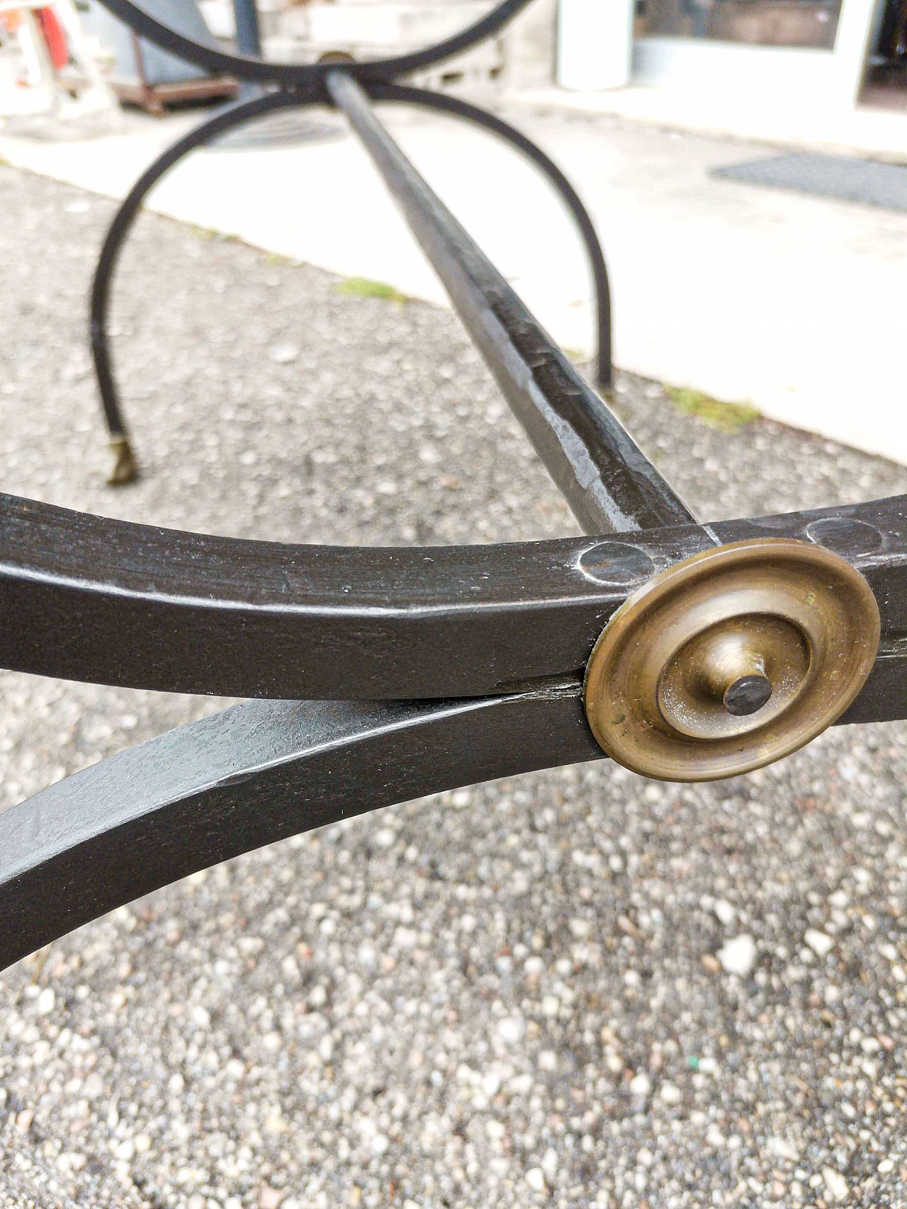 Coffee table in wrought iron with brass feet and bevelled marble top, 80s 1364272