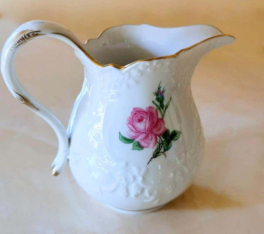 Bricco per latte con coperchio. Porcellana di Meissen Manufactory; Tedesco,  fondata 1710. Data: 1730-1740. Dimensioni: 17,8 x 14,6 cm (7 x 5 3/4 in.).  Disco di pasta di porcellana. Origine: Meissen. Museo: Chicago Art  Institute Foto stock - Alamy