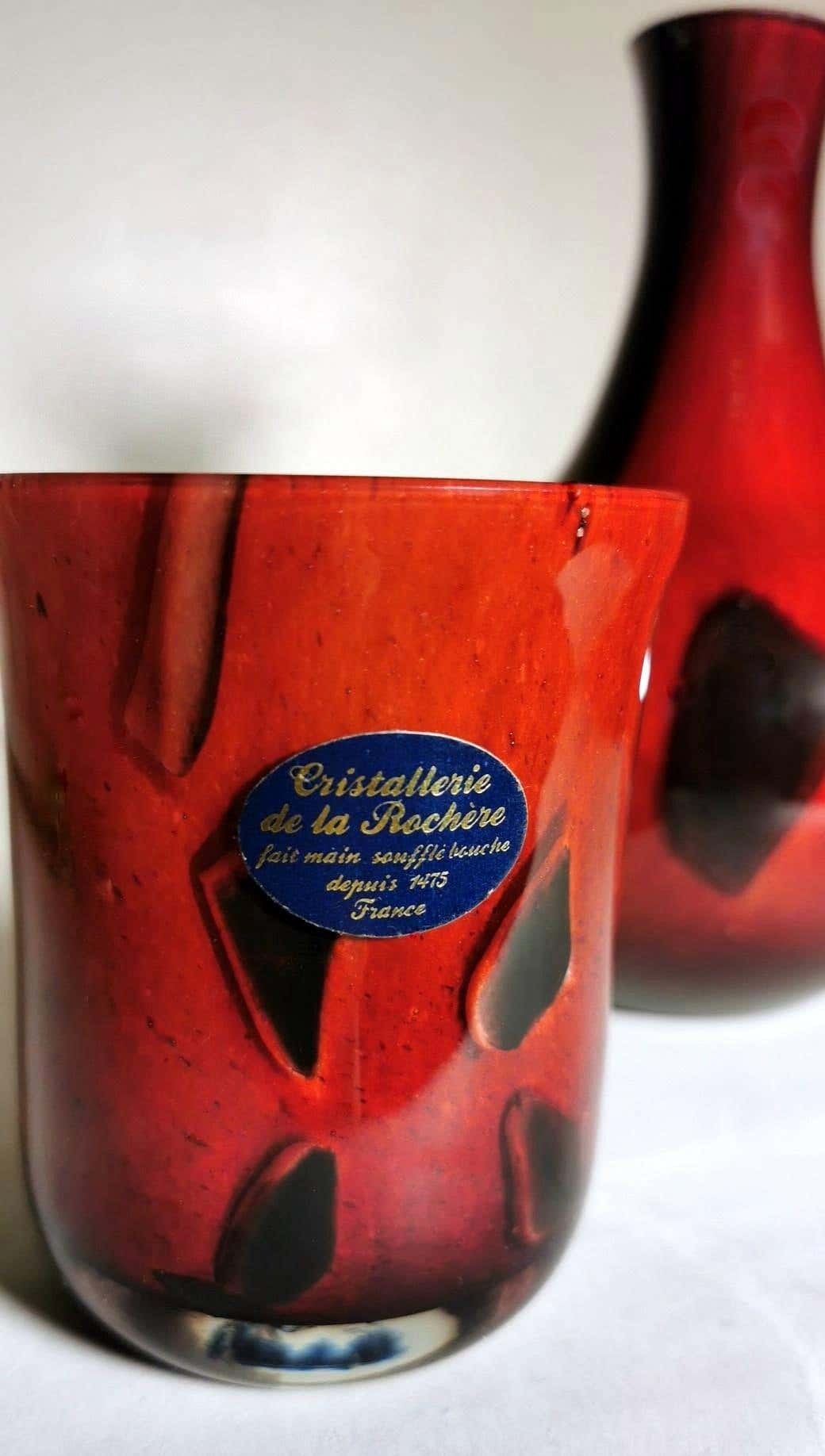 Bottiglia con bicchiere in vetro incamiciato La Rochère, anni '50