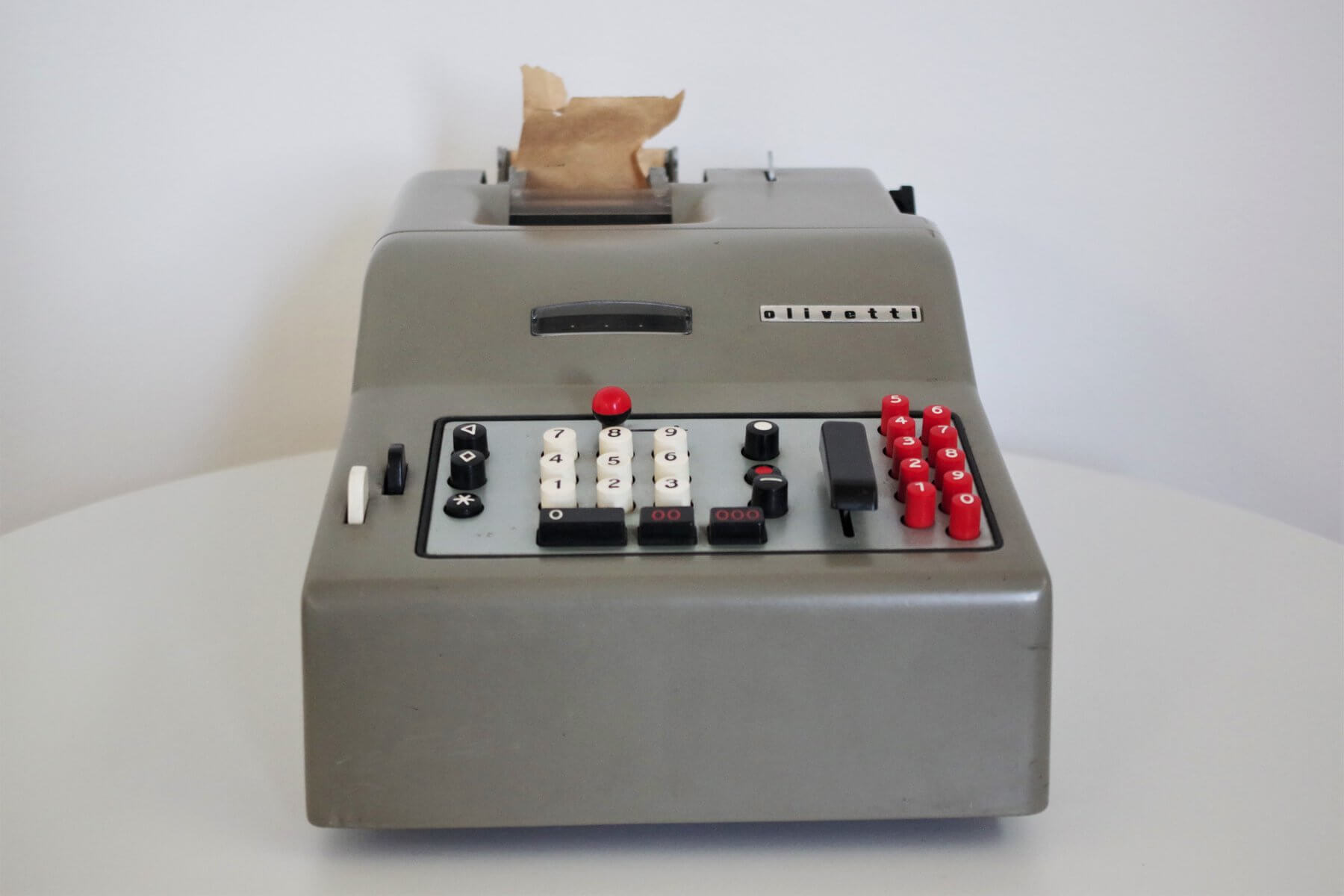 La vecchia calcolatrice Olivetti funziona di seconda mano per 40 EUR su  Huelva su WALLAPOP