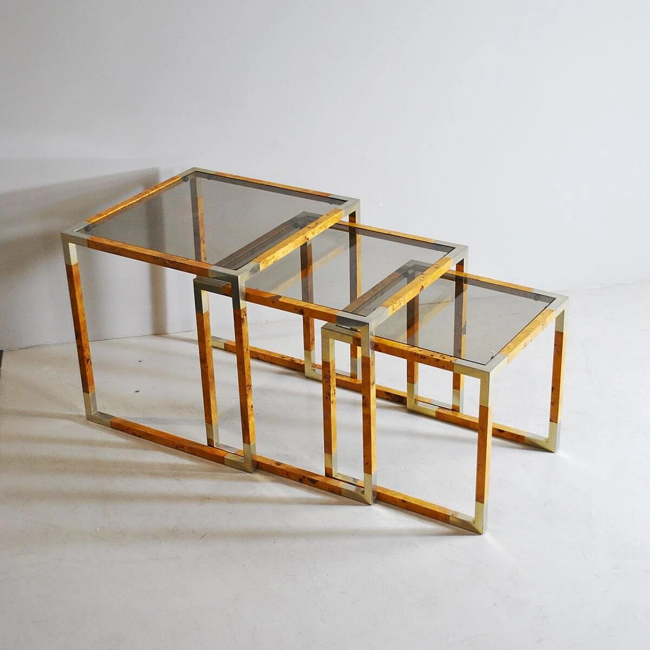 3 Interlocking small tables in veneered wood and smoked glass, 1960s 1377236