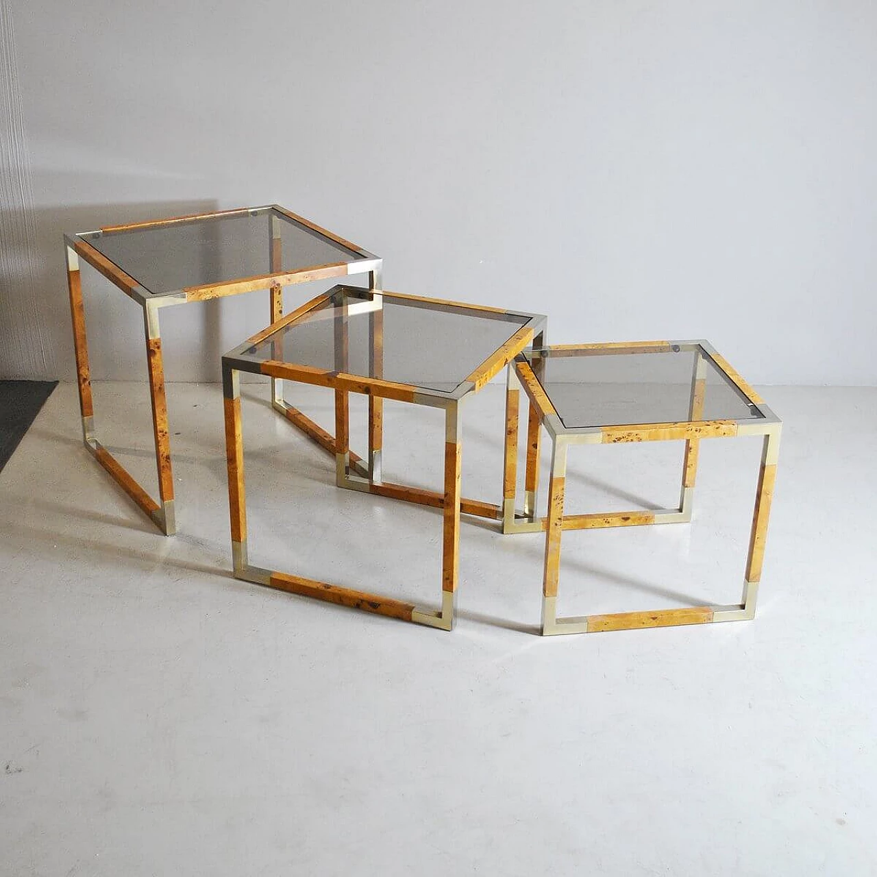 3 Interlocking small tables in veneered wood and smoked glass, 1960s 1377238