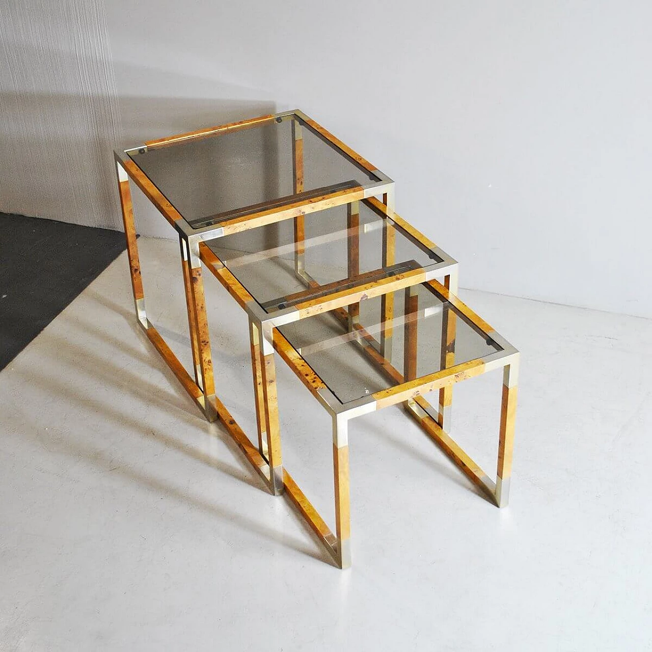 3 Interlocking small tables in veneered wood and smoked glass, 1960s 1377240