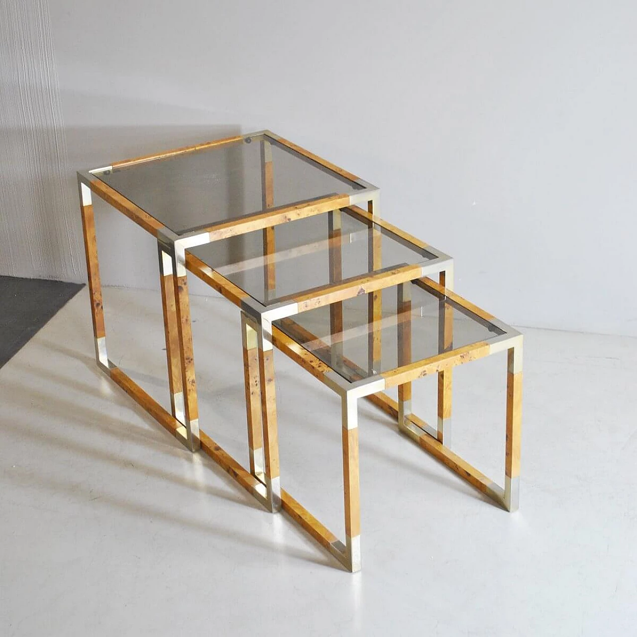 3 Interlocking small tables in veneered wood and smoked glass, 1960s 1377241