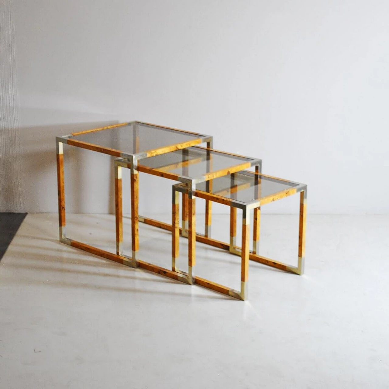 3 Interlocking small tables in veneered wood and smoked glass, 1960s 1377243