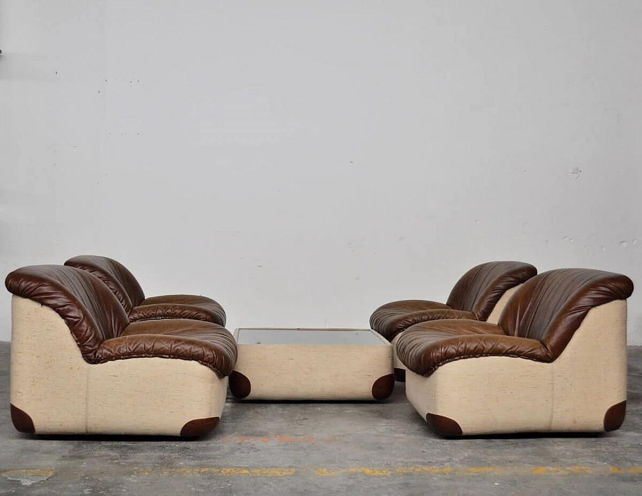 4 Armchairs in leather and fabric with coffee table in glass, fabric and leather by Swan, 70s 1381395